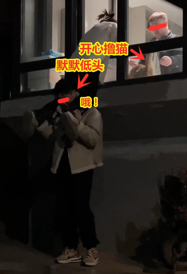 女生和男友約會(huì)忘情接吻，備胎下面托太久站不穩(wěn)被嫌棄：你穩(wěn)當(dāng)點(diǎn)