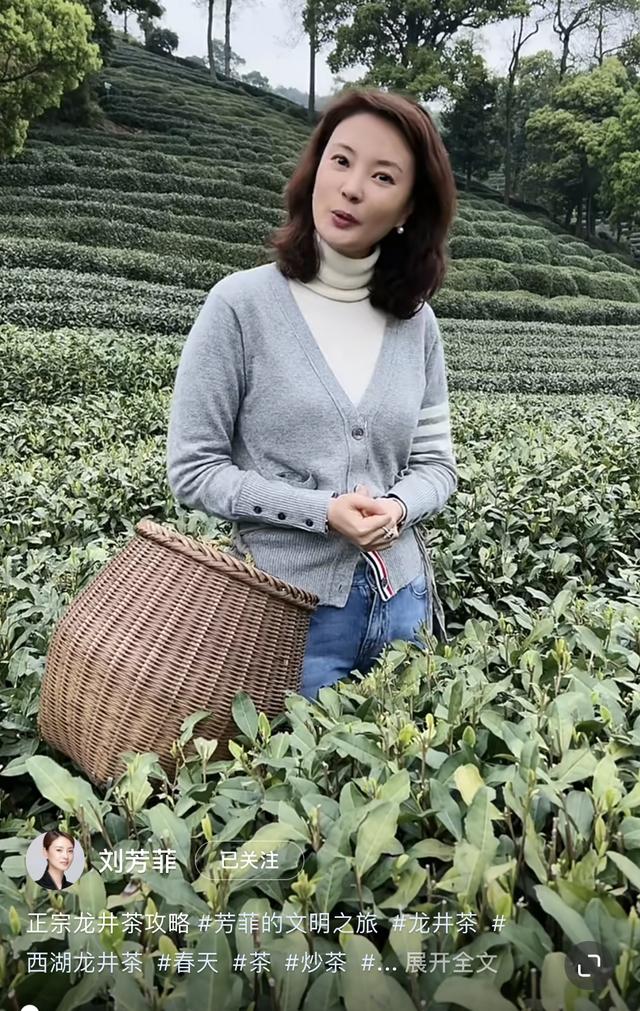 央視美女主持劉芳菲素顏曝光，皮膚白嫩緊致，46歲仍單身感情成謎