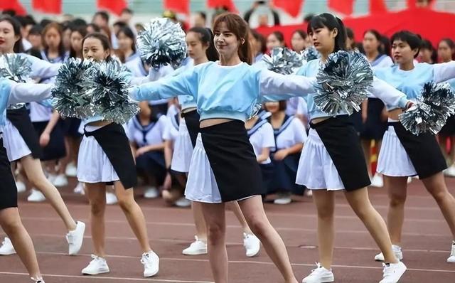 高校運動會上，女生黑絲短裙熱舞惹爭議，大一新生直言不好意思看