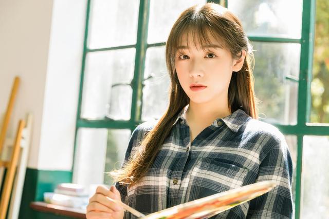 戴眼鏡好看的女生，都有這三種氣質(zhì)