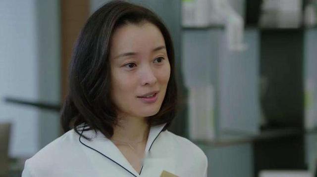 40多歲還能素顏演戲，我只服這3位中年女星，有皺紋卻美得真實(shí)