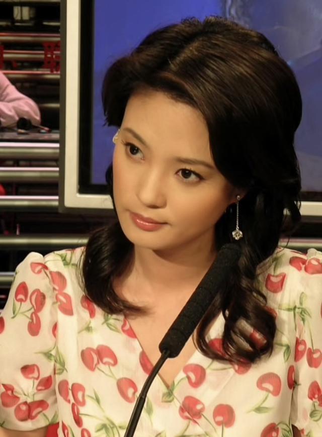 央視美女主持劉芳菲素顏曝光，皮膚白嫩緊致，46歲仍單身感情成謎