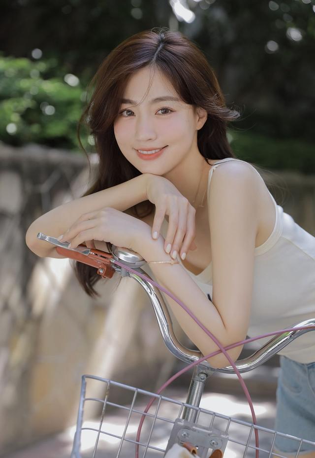 網(wǎng)紅美女牛仔超短褲性感大長腿寫真