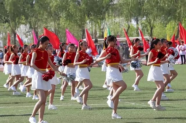 高校運動會上，女生黑絲短裙熱舞惹爭議，大一新生直言不好意思看