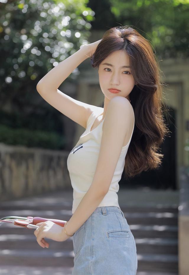 網(wǎng)紅美女牛仔超短褲性感大長腿寫真