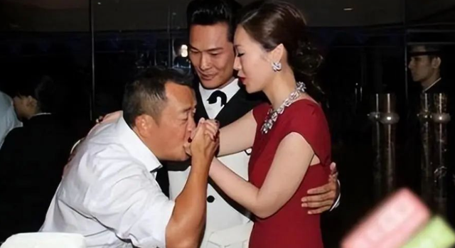 70大壽玩“脫”了，美女環(huán)繞瘋狂親吻，曾志偉還能瘋多久？