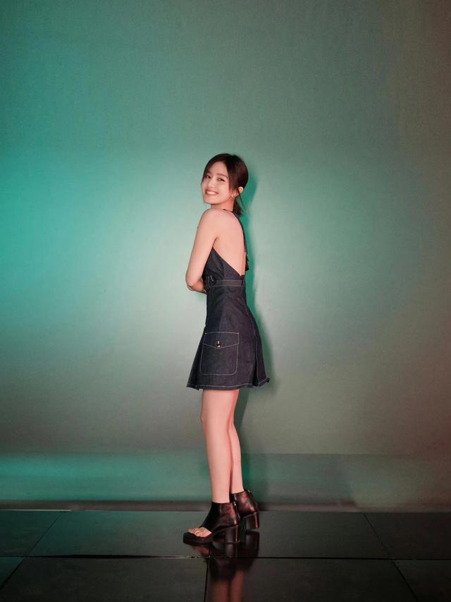 這一天，海清秀美腿，娜扎酥胸半露，卻被另一位新疆美女搶了風(fēng)頭