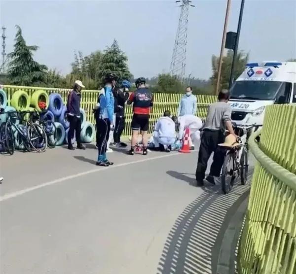 突發(fā)！兩名騎行者相撞，一年輕女孩不幸身亡