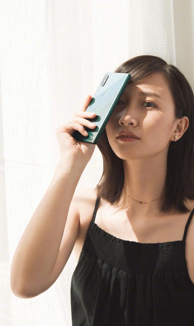 小米MIX 2S翡翠色圖賞，附美女穿搭指南