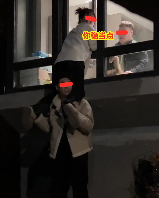 女生和男友約會(huì)忘情接吻，備胎下面托太久站不穩(wěn)被嫌棄：你穩(wěn)當(dāng)點(diǎn)
