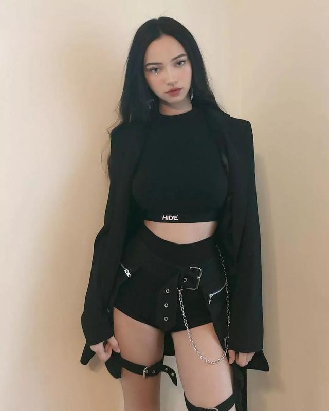 00后雙胞胎姐妹身材太惹火，收割千萬直男！網(wǎng)友：真心扛不住...