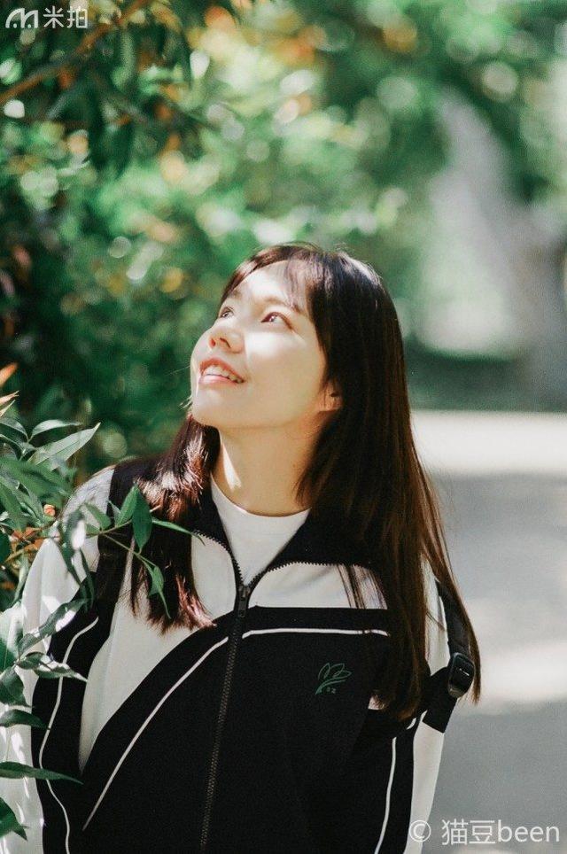 離開校園之前，她穿校服拍了一組難忘的青春寫真