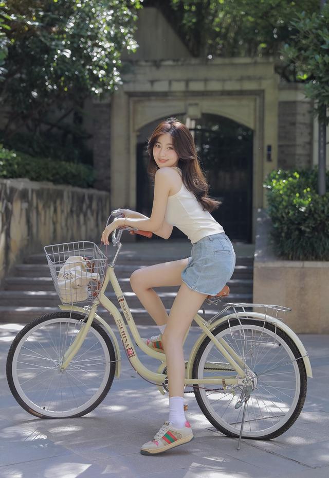 網(wǎng)紅美女牛仔超短褲性感大長腿寫真