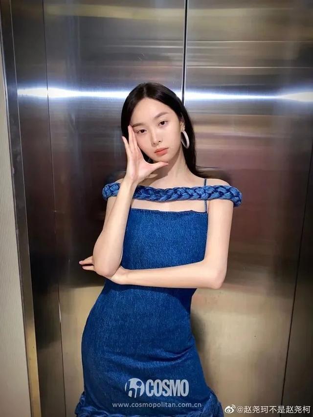 穿細(xì)吊帶的女孩，迷人都不著痕跡