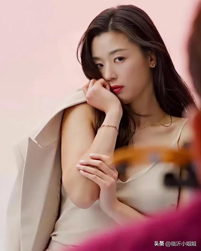 全智賢，優(yōu)雅知性的氣質美女，靚麗唯美的外形，太漂亮啦