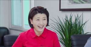 女人當(dāng)官演員表(《女人當(dāng)官2》開播，閆學(xué)晶霸屏，能否碾壓農(nóng)村題材女主王茜華？)
