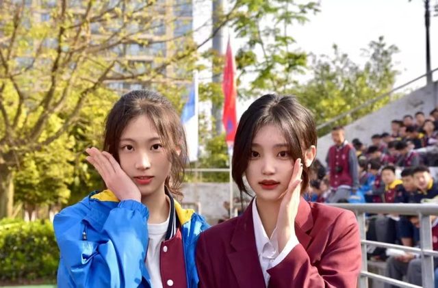 重慶八中美女?；ㄗ呒t，不禁聯(lián)想到王俊凱，網(wǎng)友：難道想當(dāng)明星？