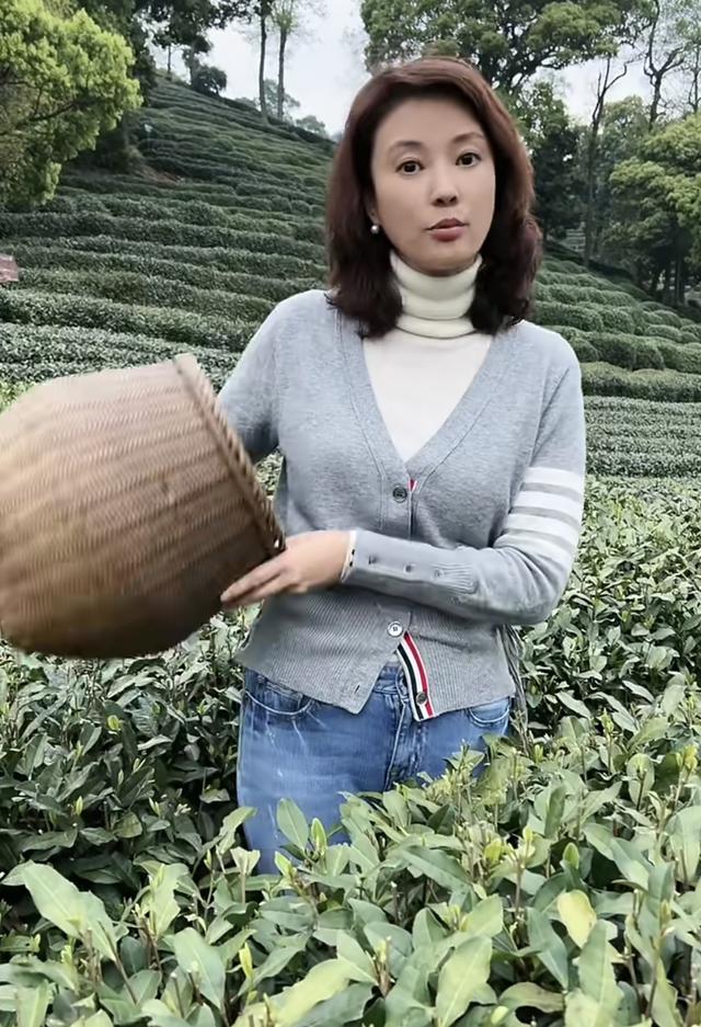 央視美女主持劉芳菲素顏曝光，皮膚白嫩緊致，46歲仍單身感情成謎