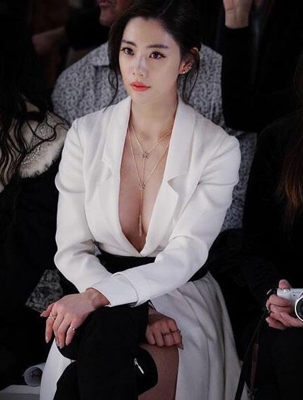 亞洲第一美女克拉拉宣布結(jié)婚，曾經(jīng)在活動(dòng)現(xiàn)場(chǎng)側(cè)漏巨乳！
