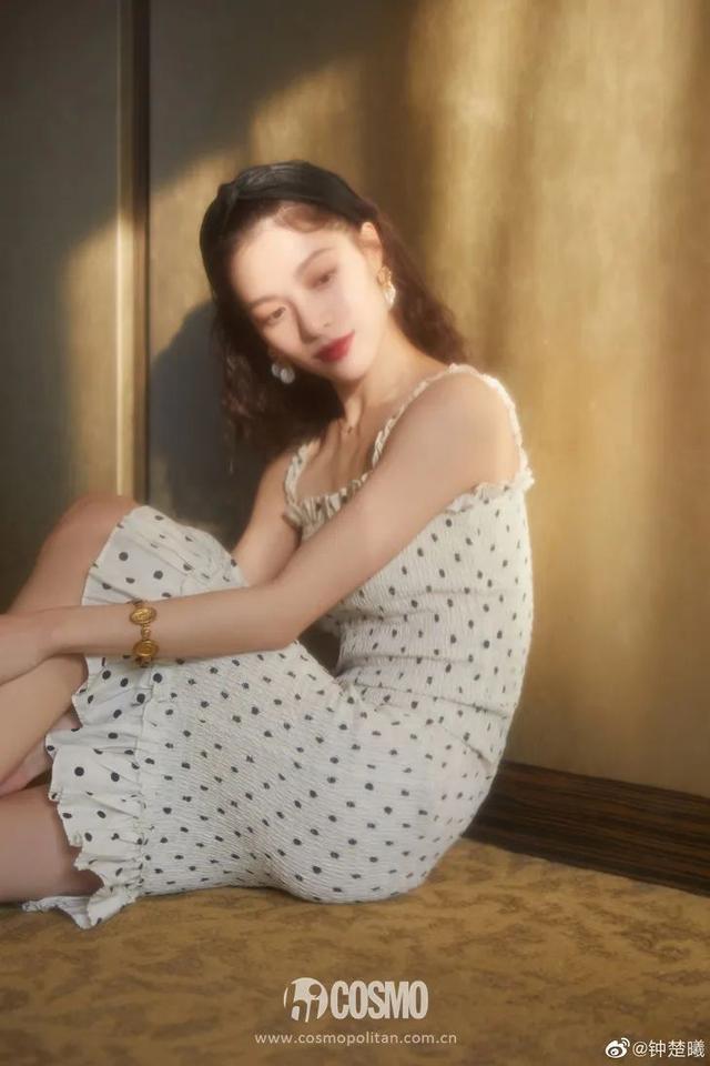 穿細(xì)吊帶的女孩，迷人都不著痕跡
