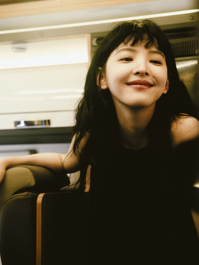 這一天，海清秀美腿，娜扎酥胸半露，卻被另一位新疆美女搶了風(fēng)頭