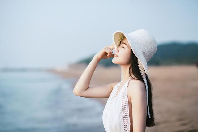 戴眼鏡好看的女生，都有這三種氣質(zhì)