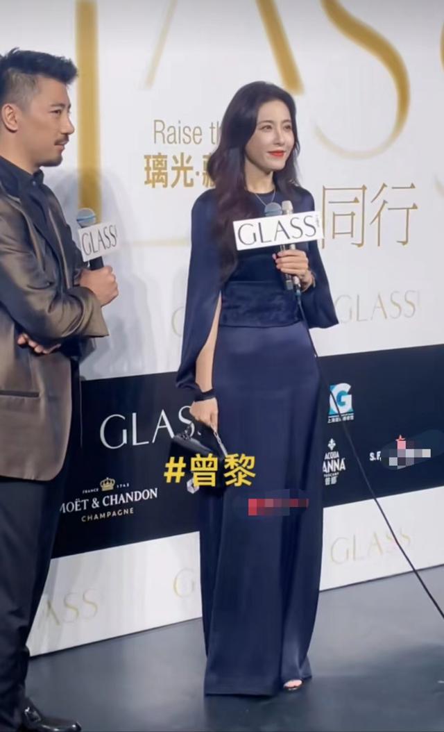 這一天，海清秀美腿，娜扎酥胸半露，卻被另一位新疆美女搶了風(fēng)頭