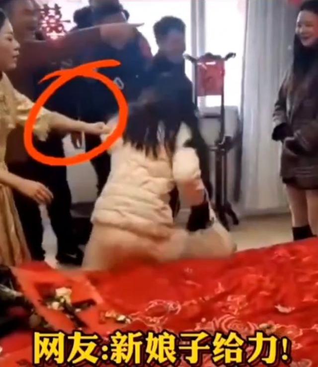 江蘇大瓜！豐縣某新娘被多位伴郎強(qiáng)吻打屁股，親友解釋：風(fēng)俗而已