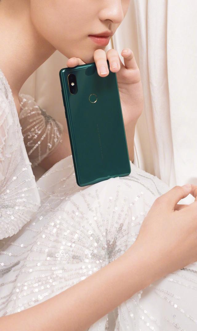 小米MIX 2S翡翠色圖賞，附美女穿搭指南