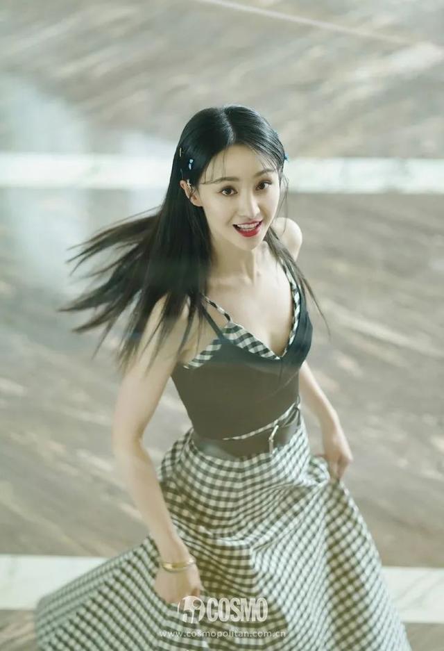穿細(xì)吊帶的女孩，迷人都不著痕跡