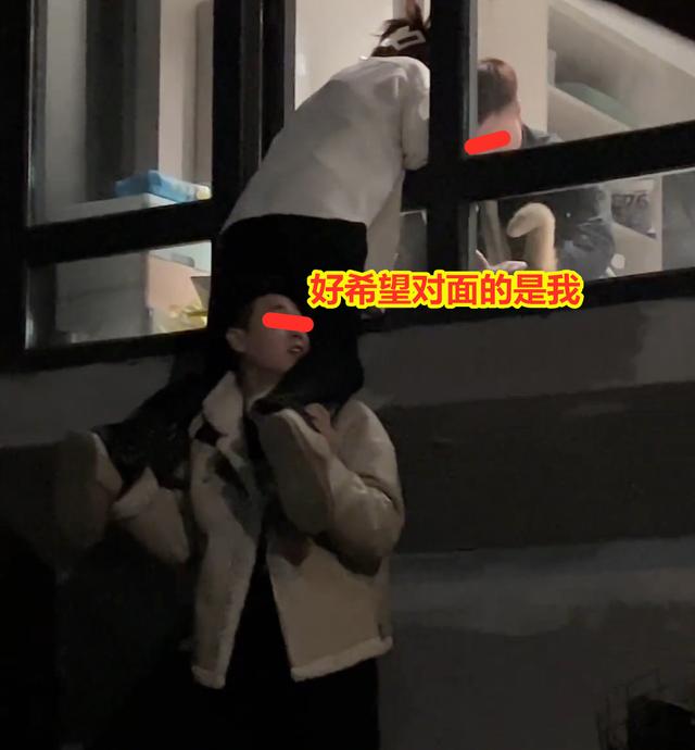 女生和男友約會(huì)忘情接吻，備胎下面托太久站不穩(wěn)被嫌棄：你穩(wěn)當(dāng)點(diǎn)