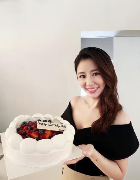 45歲林心如穿蕾絲透視裝亮相，一臉油光顯浮腫，無意暴露致命缺點