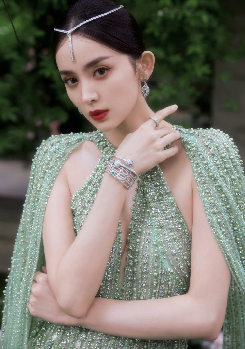 這一天，海清秀美腿，娜扎酥胸半露，卻被另一位新疆美女搶了風(fēng)頭