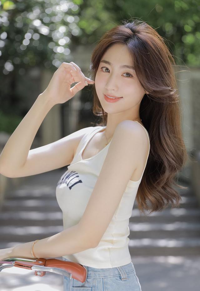 網(wǎng)紅美女牛仔超短褲性感大長腿寫真