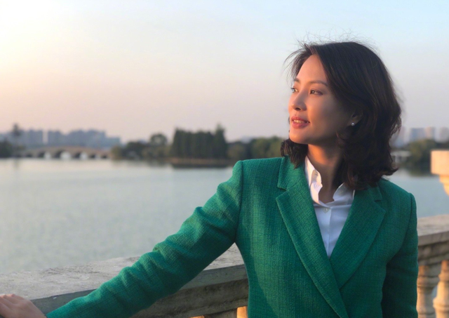 央視美女主持劉芳菲素顏曝光，皮膚白嫩緊致，46歲仍單身感情成謎