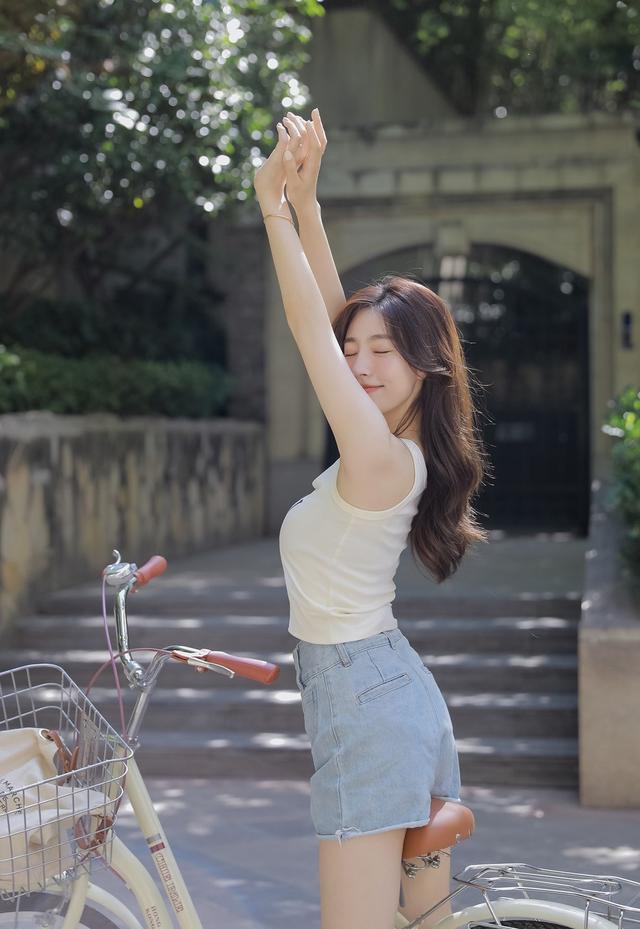 網(wǎng)紅美女牛仔超短褲性感大長腿寫真