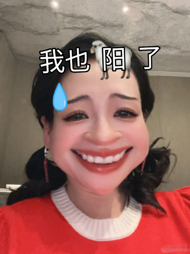 章子怡自曝確診新冠，嘟嘴賣萌臉型精致似少女，配文引粉絲質(zhì)疑