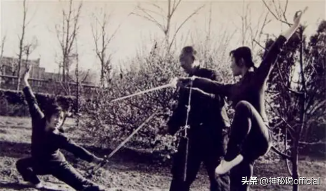 中國(guó)美女飛賊宋蓮萍，獨(dú)門(mén)輕功無(wú)人能敵，六米高臺(tái)一躍而下
