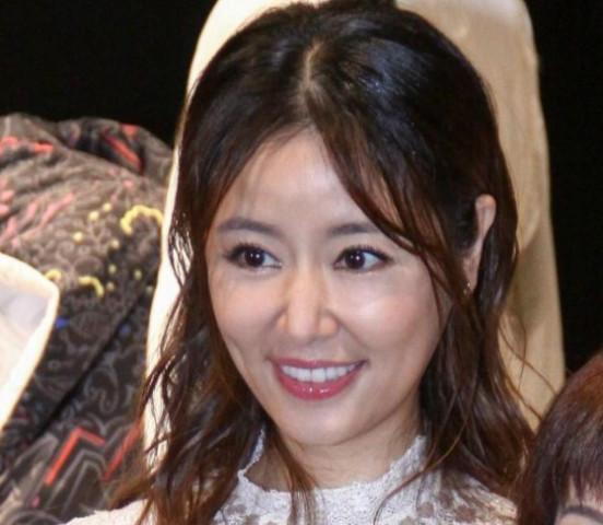 45歲林心如穿蕾絲透視裝亮相，一臉油光顯浮腫，無意暴露致命缺點