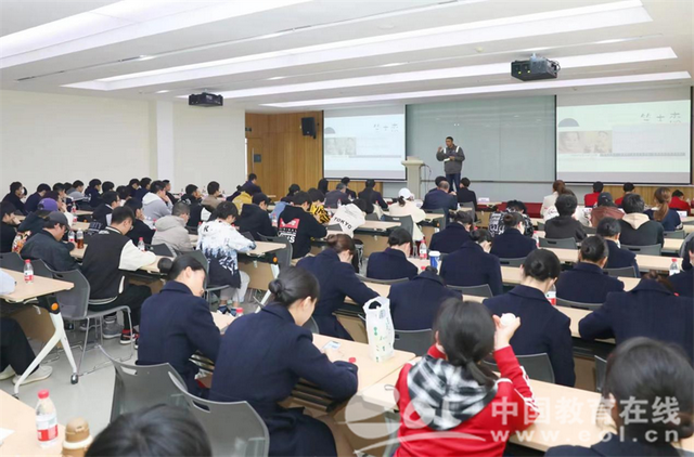 美女博士拜職校畢業(yè)的大國(guó)工匠為師 賀禮是一件藏頭詩書法卷?。? onerror=