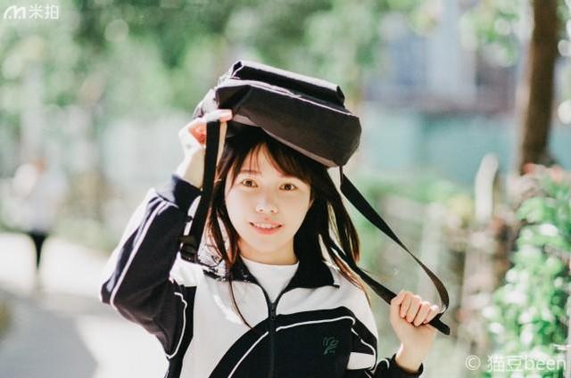 離開校園之前，她穿校服拍了一組難忘的青春寫真