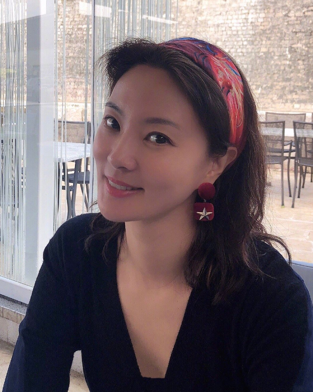 央視美女主持劉芳菲素顏曝光，皮膚白嫩緊致，46歲仍單身感情成謎