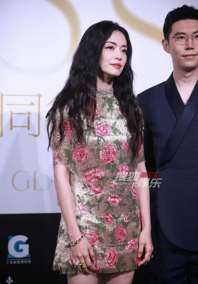 這一天，海清秀美腿，娜扎酥胸半露，卻被另一位新疆美女搶了風(fēng)頭