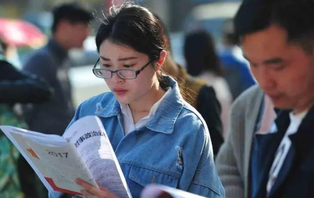 福建90后美女副市長(zhǎng)袁琳，氣質(zhì)出眾顏值高，教育經(jīng)歷不一般