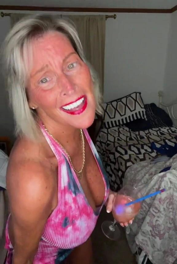 65歲美國奶奶曬穿比基尼跳舞視頻，成為網(wǎng)紅，被懇求別再傳了