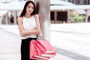 美女撕衣服(出門打車，看見兩美女打架撕衣服，司機說看一會)