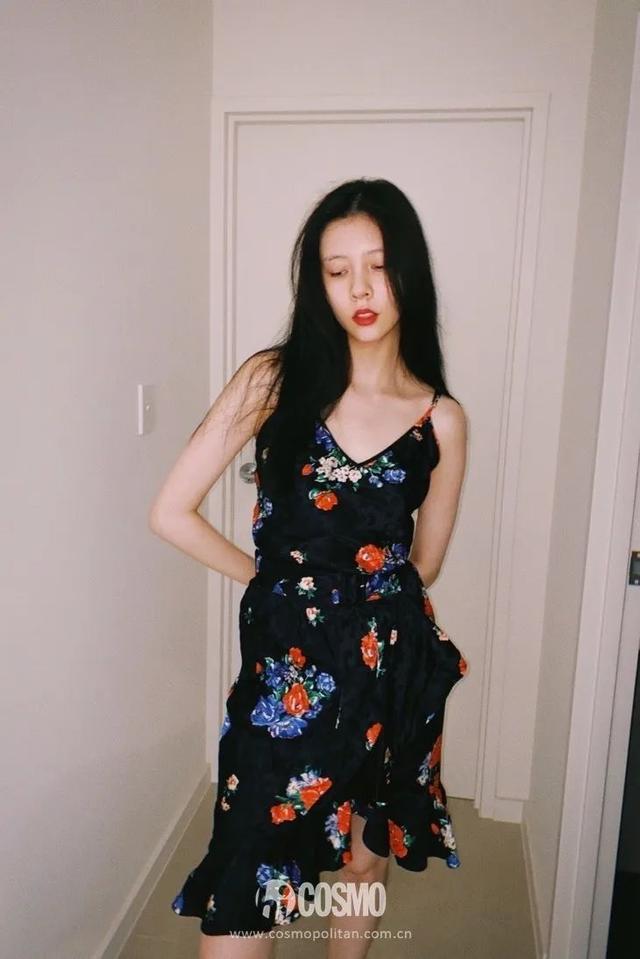 穿細(xì)吊帶的女孩，迷人都不著痕跡