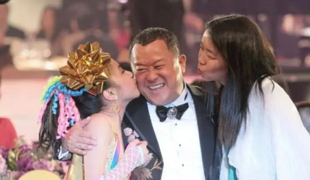 70大壽玩“脫”了，美女環(huán)繞瘋狂親吻，曾志偉還能瘋多久？