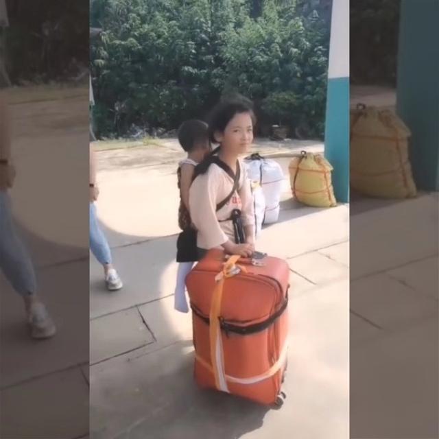 “微笑姐姐”火了，女孩獨(dú)自背弟弟坐火車，全程站票，網(wǎng)友：戳心