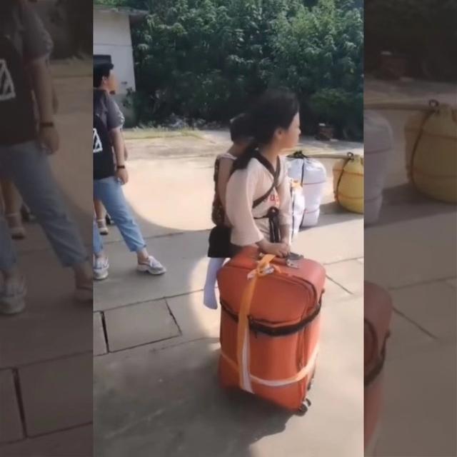 “微笑姐姐”火了，女孩獨(dú)自背弟弟坐火車，全程站票，網(wǎng)友：戳心